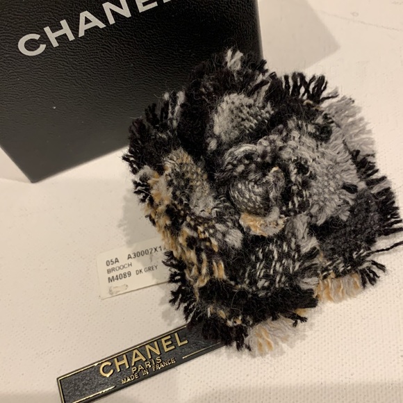 RARE 🦄 CHANEL🖤New Tweed Frayed Fray Raw Edge Camellia Flower Floral Brooch Pin - Picture 15 of 16